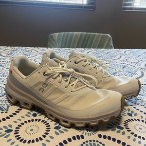 on cloud cloudventure running shoes